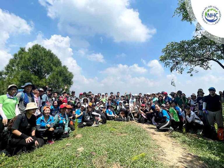 Toàn đoàn có 104 thành viên tham gia leo núi.