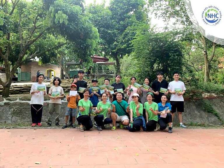 Các thành viên chia sẻ bài học sau chương trình leo núi.