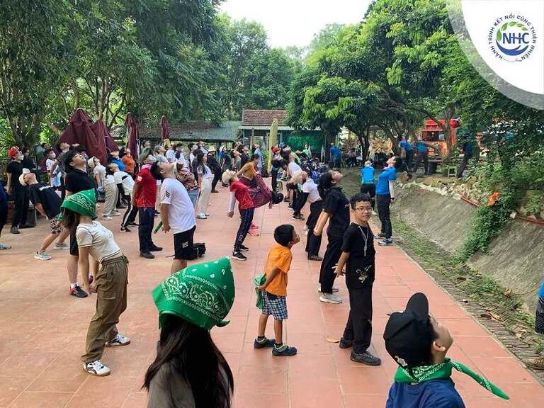 Khởi động kỹ trước khi leo núi giúp bạn làm nóng cơ thể, sẵn sàng cho chuyến hành trình dài và tránh những rủi ro khi vận động.